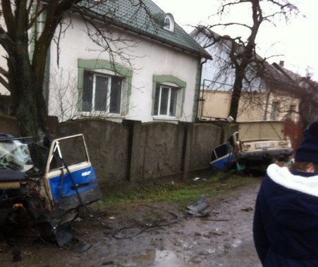 У Буштині ударом об бетонну огорожу "Жигулі" розірвало навпіл (ФОТО)