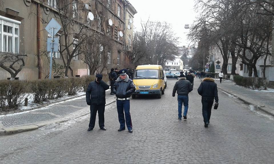 За годину до розгляду апеляцій бійців ПС в Ужгороді під будівлею суду – десятки силовиків, проїзд перекрито