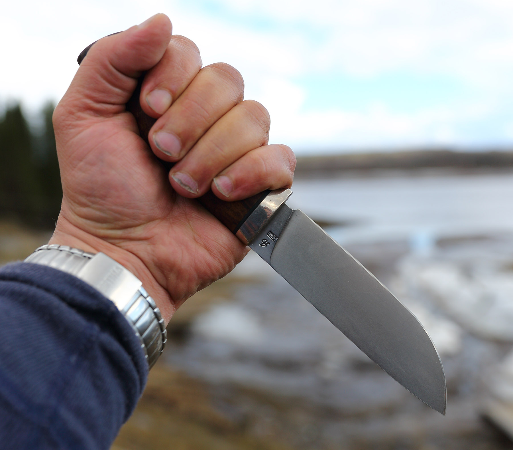 В Ужгороді на Різдво патрульні поліцейські не дали чоловікові встромити собі ножа в шию