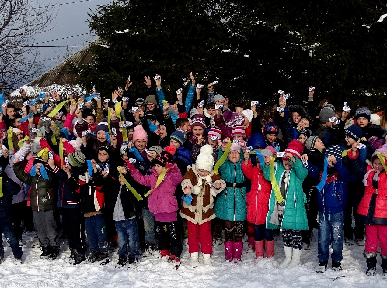 На Виноградівщині сьогодні з нагоди Дня Соборності 140 дітей одночасно помолилися за мир