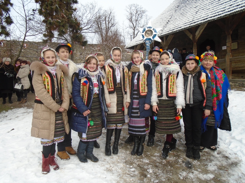 В Ужгороді в обласному фестивалі "Коляди в Старому селі" взяли участь 18 колективів (ФОТО)