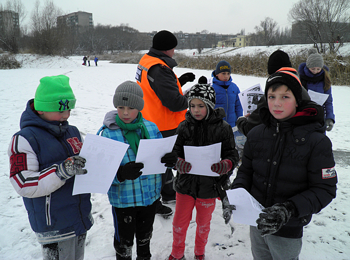 В Ужгороді рятувальники вийшли на річковий лід, аби розповісти про його небезпеки (ФОТО, ВІДЕО)