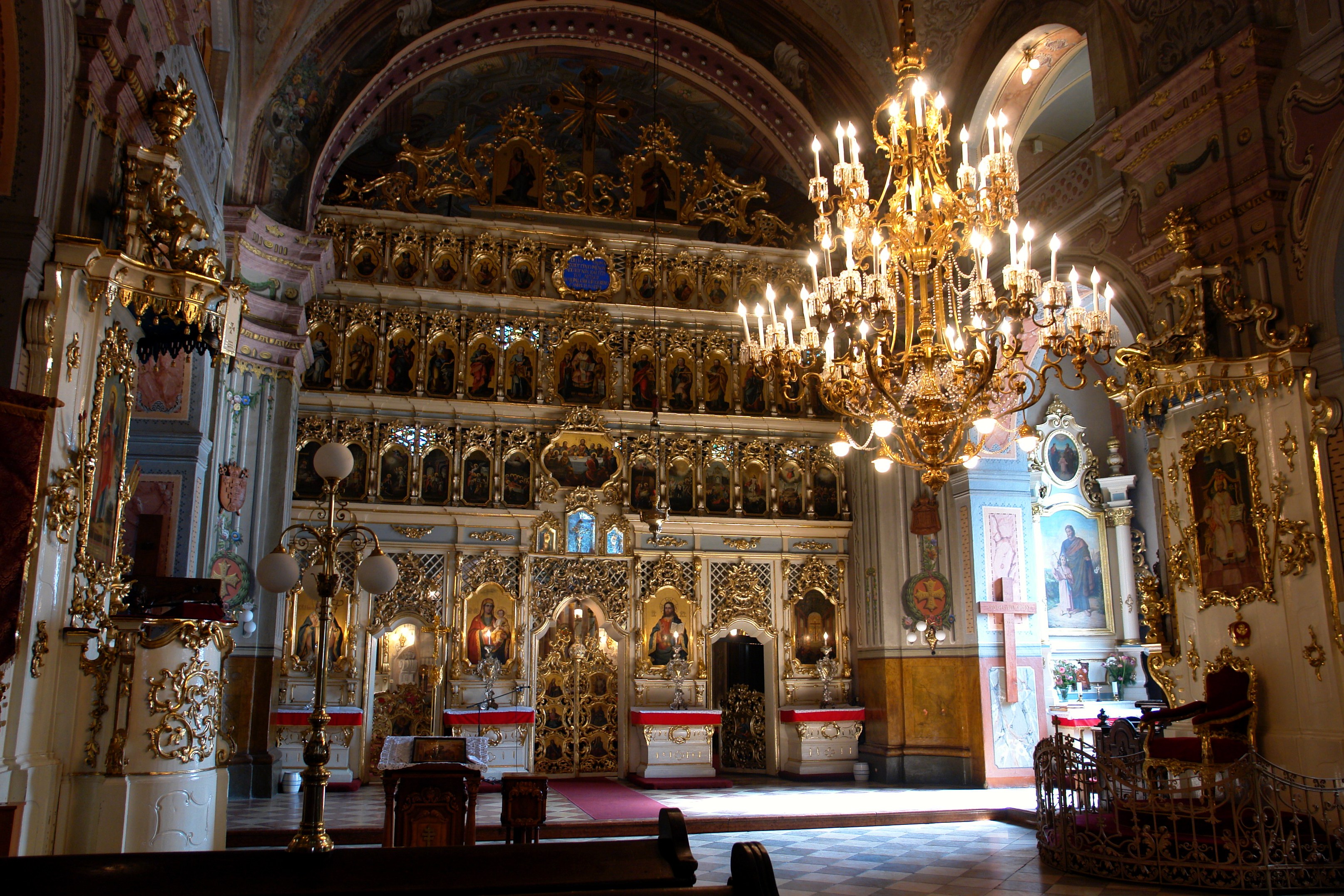 Закарпатський народний хор доброчинно заколядує в Хрестовоздвиженському кафедральному греко-католицькому соборі Ужгорода