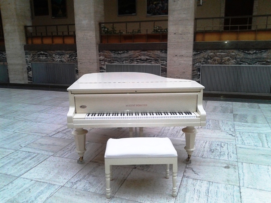Новий білий рояль в атріумі Закарпатської ОДА стане "центром" циклу вечорів фортепіанної музики (ФОТО)