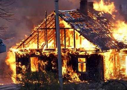 На Рахівщині у пожежі в будинку згоріло 150 кг тирси, а на Ужгородщині вогонь знищив надвірну споруду із 3 тоннами сіна 