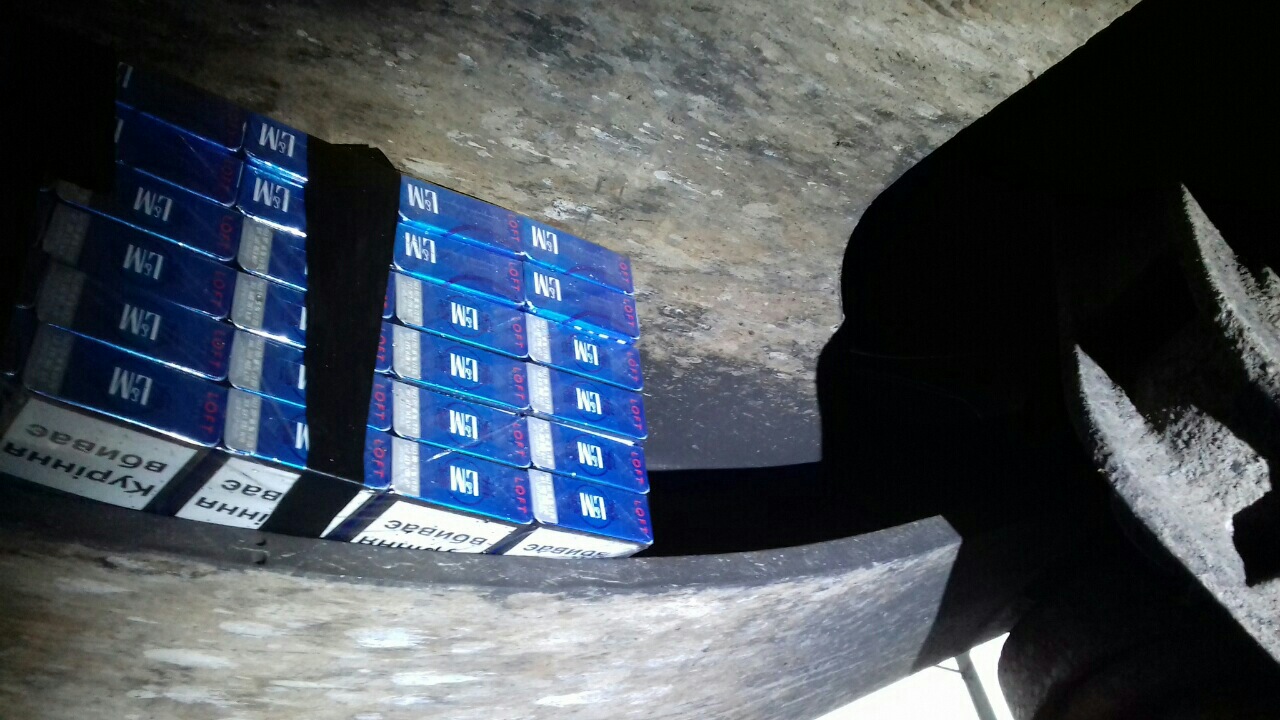 У вантажному потязі "Чоп-Загонь" на Закарпатті в колісних парах знайшли 300 пачок сигарет (ФОТО)