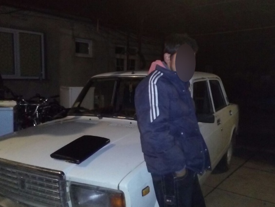 На Виноградівщині затримали п'яного 19-річного, який при спробі викрасти ВАЗ потрапив на ньому в аварію (ФОТО)
