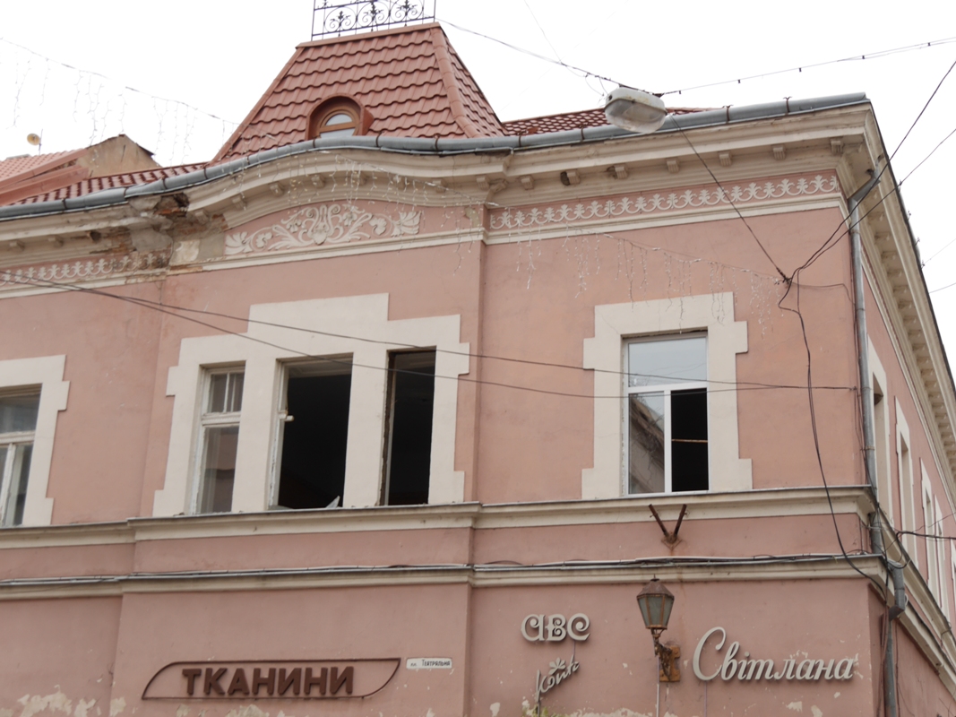 В Ужгороді зупинили самовільну заміну власниками квартири автентичних вікон в історичному центрі на пластикові (ФОТО)
