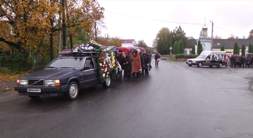 У Підвиноградові на Виноградівщині поховали трьох жінок, що загинули в ДТП, скоєній священиком (ВІДЕО)
