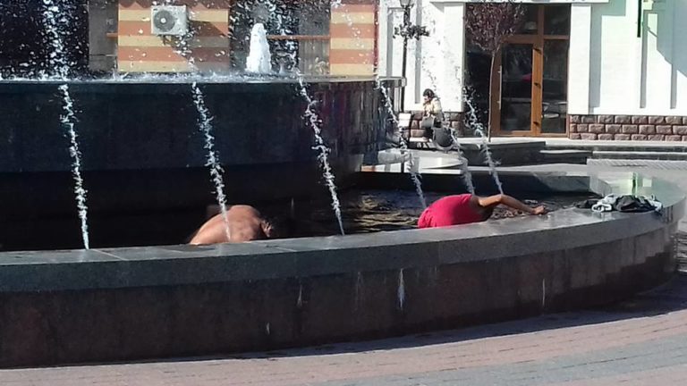 У Хусті цигани і в жовтні, занурюючись у воду, виловлюють гроші з міського фонтану (ФОТО)