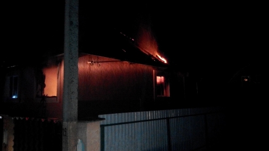 На Свалявщині вдосвіта гасили пожежу в будинку (ФОТО)