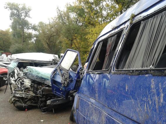 У Хусті зіткнулися 2 мікроавтобуси, 4 людей –  в реанімації (ФОТО)