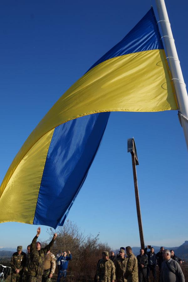 На горі Капуна поблизу Тячева на 18-метрову щоглу урочисто підняли національний прапор України (ФОТО, ВІДЕО)