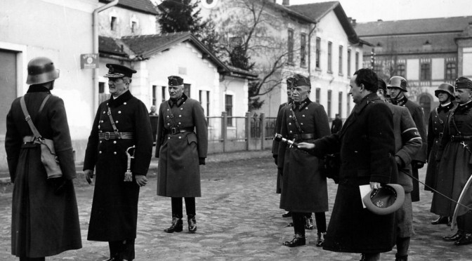 Реґент Угорщини адмірал Міклош Горті приймає звіт офіцера. Мукачево, 18 березня 1939 р.