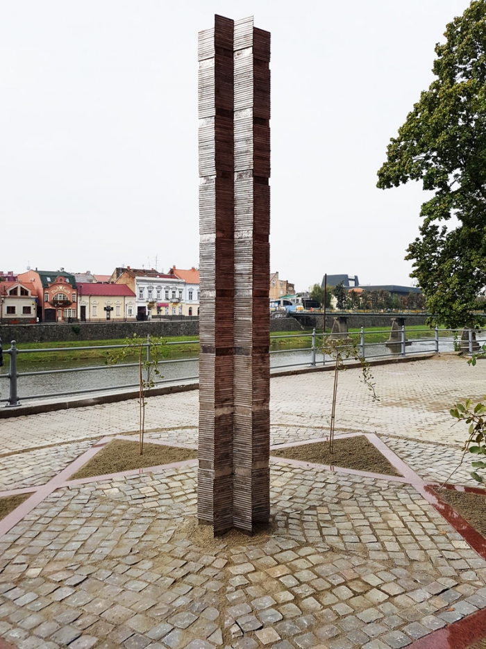 В Ужгороді відкрили пам'ятник жертвам голокосту з зіркою Давида в основі (ФОТО, ВІДЕО)