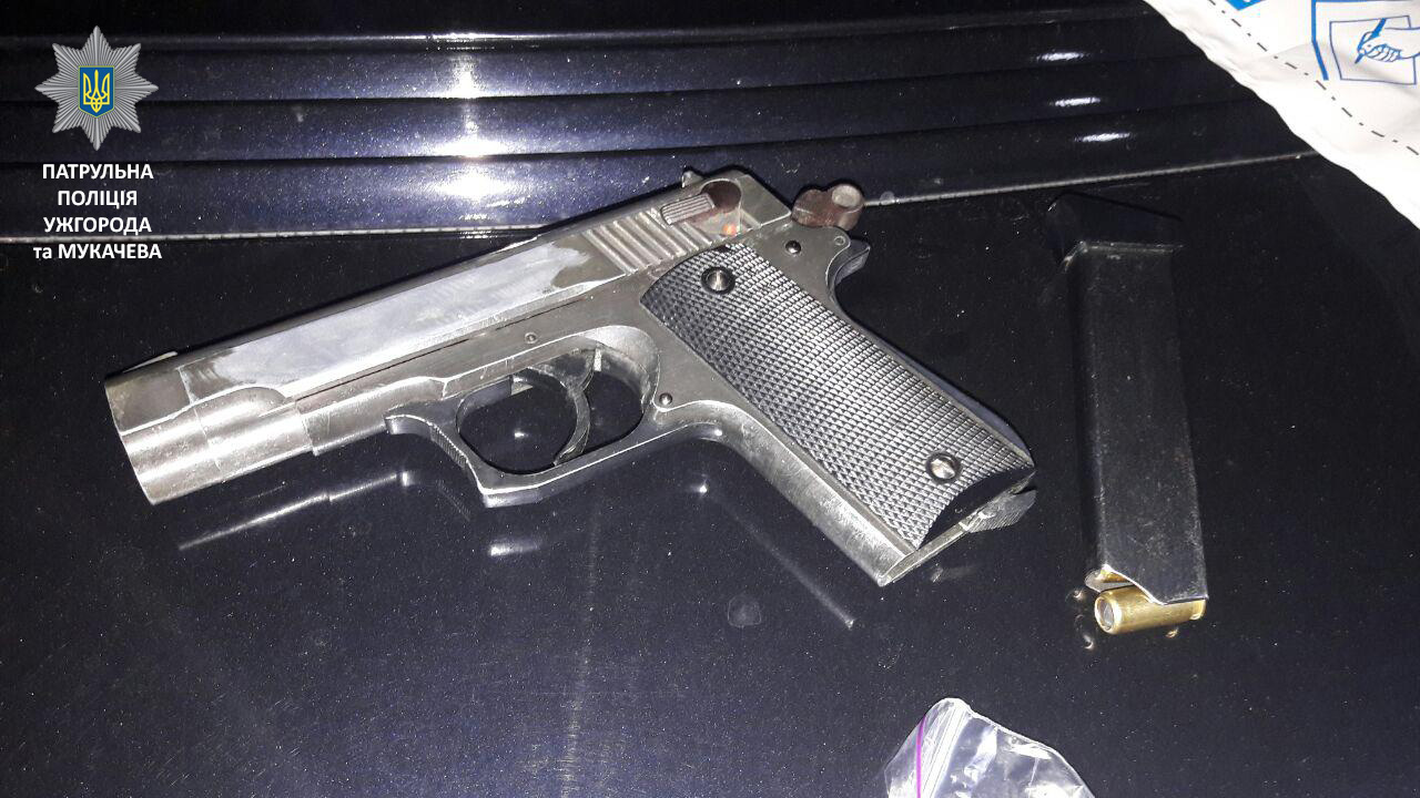 У Мукачеві у водія "Мерседеса" в авто виявили пістолет, а в Ужгороді кермувальник "Опеля", тікаючи, викинув кастет (ФОТО)
