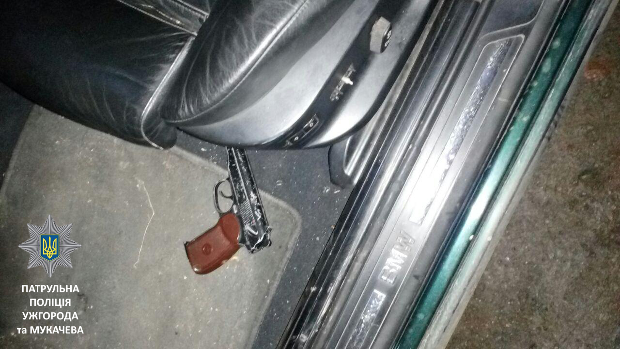 В Ужгороді в BMW із пасажирами патрульні виявили пістолет (ФОТО)