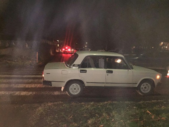 На Слов'янській набережній в Ужгороді водій ВАЗу збив на "зебрі" пенсіонерку із 3-річною дівчинкою (ФОТО)