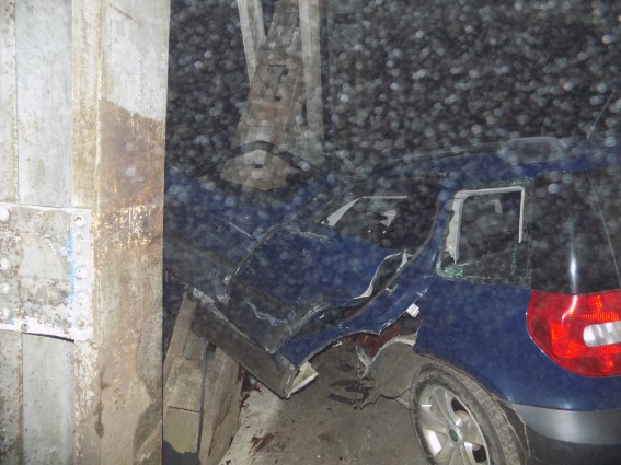 На Рахівщині "Шкода" влетіла в опору моста: 18-річна пасажирка загинула, ще троє людей у лікарні (ФОТО)
