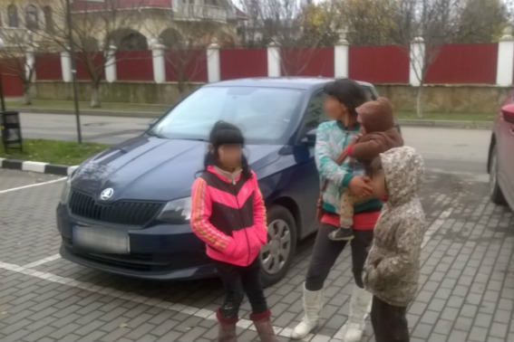 За жебракування із 2-річною дитиною в Ужгороді мешканку Концова "протокольно" покарали (ФОТО)