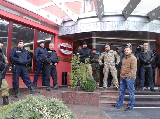 ФОТОФАКТ. Патріотичні сили в Ужгороді заблокували сепаратистську "празьку" конференцію екс-"регіоналів"