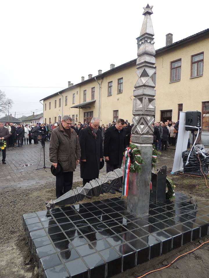 У Берегові відкрили пам'ятник жертвам угорської революції проти радянської диктатури (ФОТО)