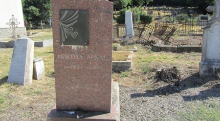У Хусті політичні вандали пошкодили пам'ятник засновникові українського театру на Закарпатті Миколі Аркасу
