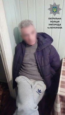У Мукачеві затримали чоловіка, котрий побив свою 70-річну матір (ФОТО)