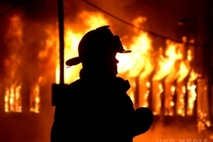 В Ужгороді від ночі гасять пожежу на складі пиломатеріалів