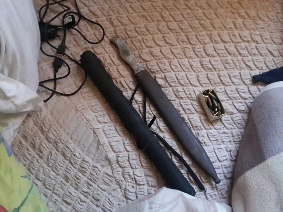 У жителя Рахова знайшли вкрадений у сусіда мотор, а в коробці з іграшками - зброю (ФОТО)