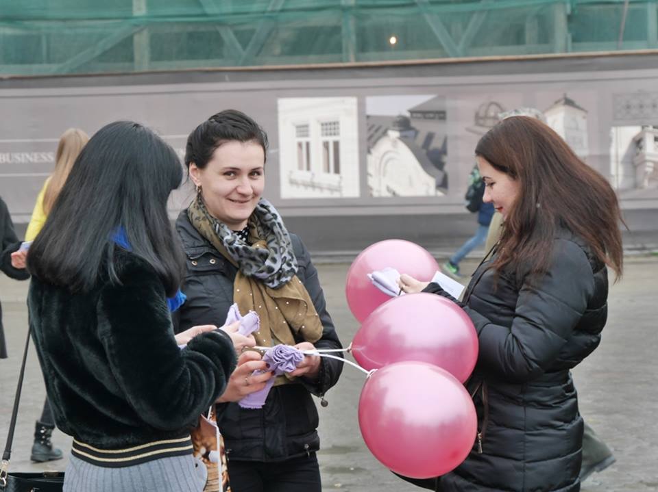 В Ужгороді в рамках кампанії "16 днів проти насильства" роздавали бузкові стрічки, повітряні кульки та браслети (ФОТО)