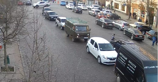 Перебігаючи дорогу в невстановленому місці, в Мукачеві хлопчик "забіг" під колеса авто (ВІДЕО)