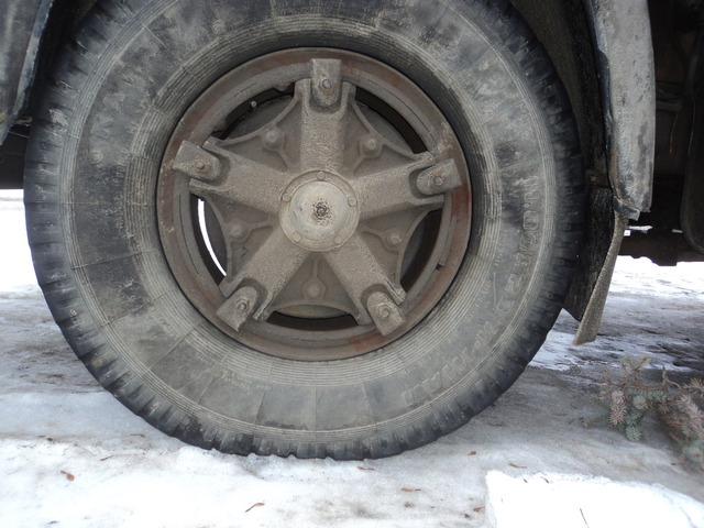 На в'їзді в Ужгород у КамАЗа відлетіло колесо і вдарилося в автівку