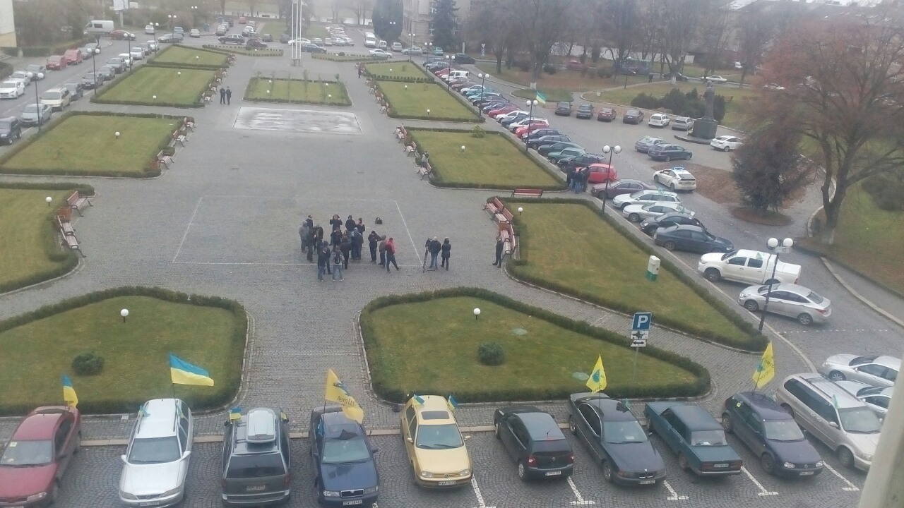 ФОТОФАКТ. Обіцяна масштабна блокада пересічниками Закарпатської ОДА виявилася стоянням кількох авто