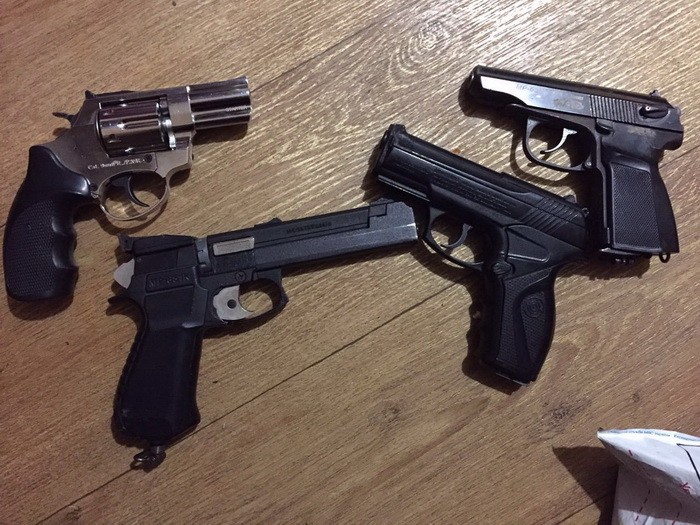 В Ужгороді в росіянина вилучили пістолети, які той переробляв на травматичні (ФОТО)