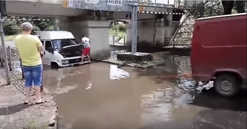 Через "меліоративні" роботи під "затоплюваним" мостом в Ужгороді перекриють прилеглі вулиці (СХЕМИ)