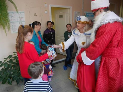 Маленьких пацієнтів дитячої лікарні в Ужгороді навідали Дід Мороз зі Снігуркою (ФОТО)
