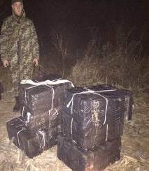 На Закарпатті поблизу кордону виявили 7 пакунків із сигаретами, чиї "переправники" втекли попри постріли (ФОТО)
