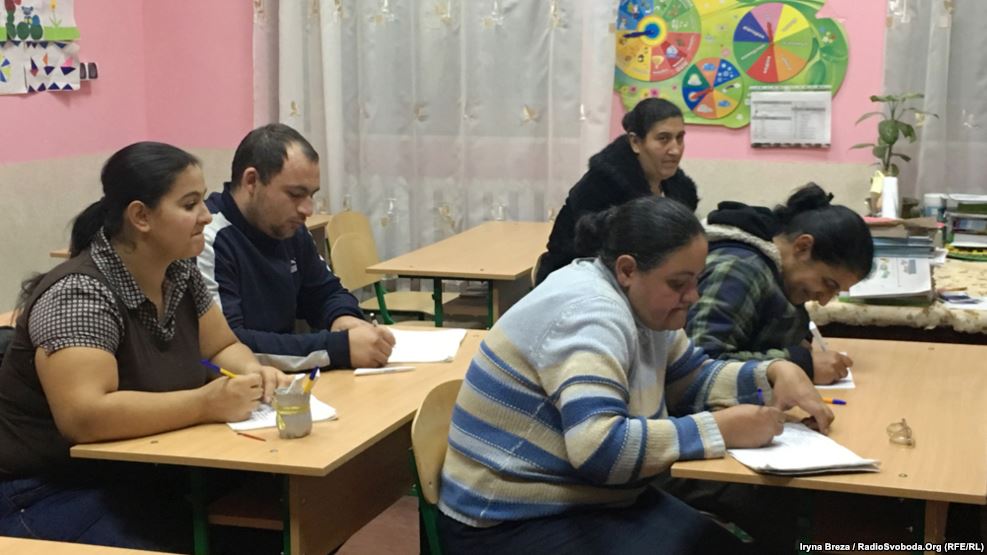 Дорослі цигани в Ужгороді навчаються у школі письма й читання українською 