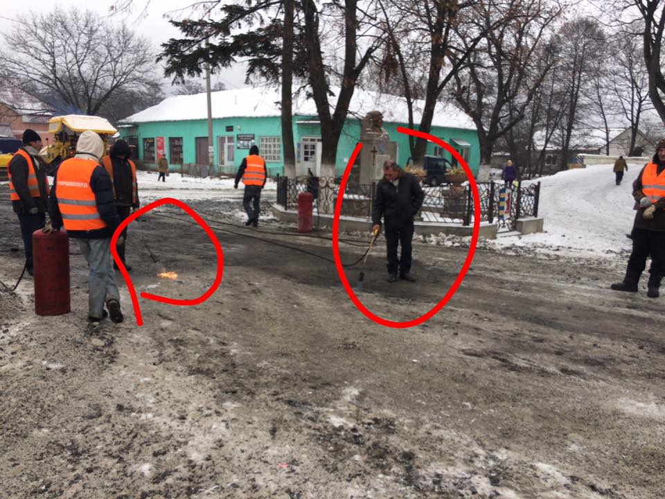 ФОТОФАКТ. На Ужгородщині дорожники, аби покласти асфальт, топили лід на дорозі горілками