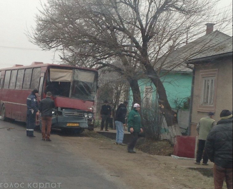 Автобус "Ужгород- Чернівці" потрапив у ДТП на виїзді з Вилока (ФОТО, ВІДЕО)