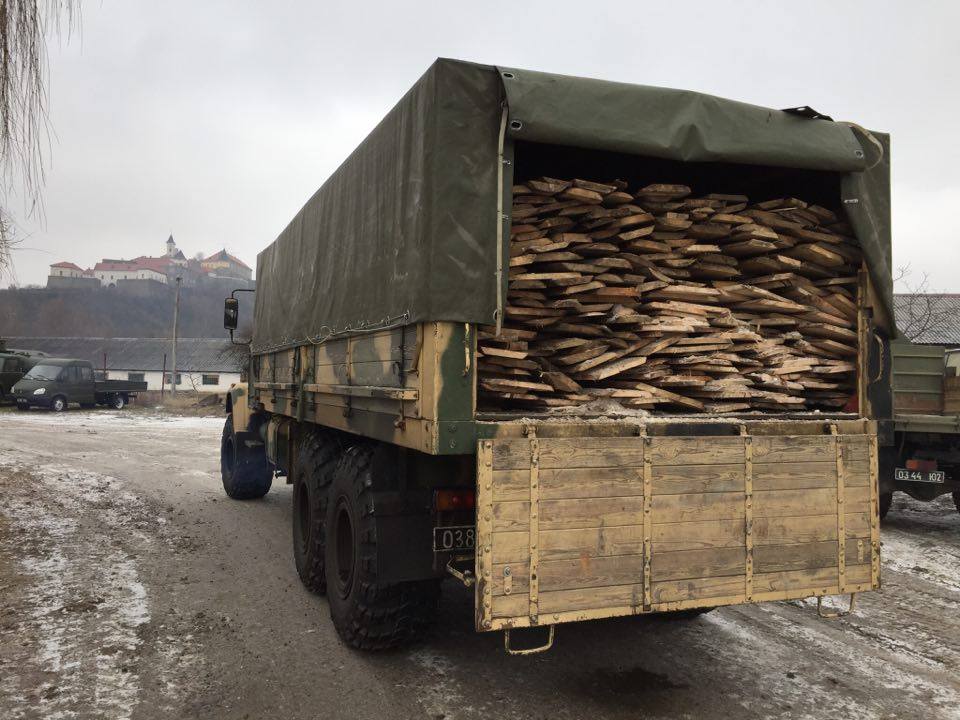 Із Закарпаття на Схід відправили КрАЗ, завантажений лісоматеріалом для облаштування вогневих позицій (ФОТО)