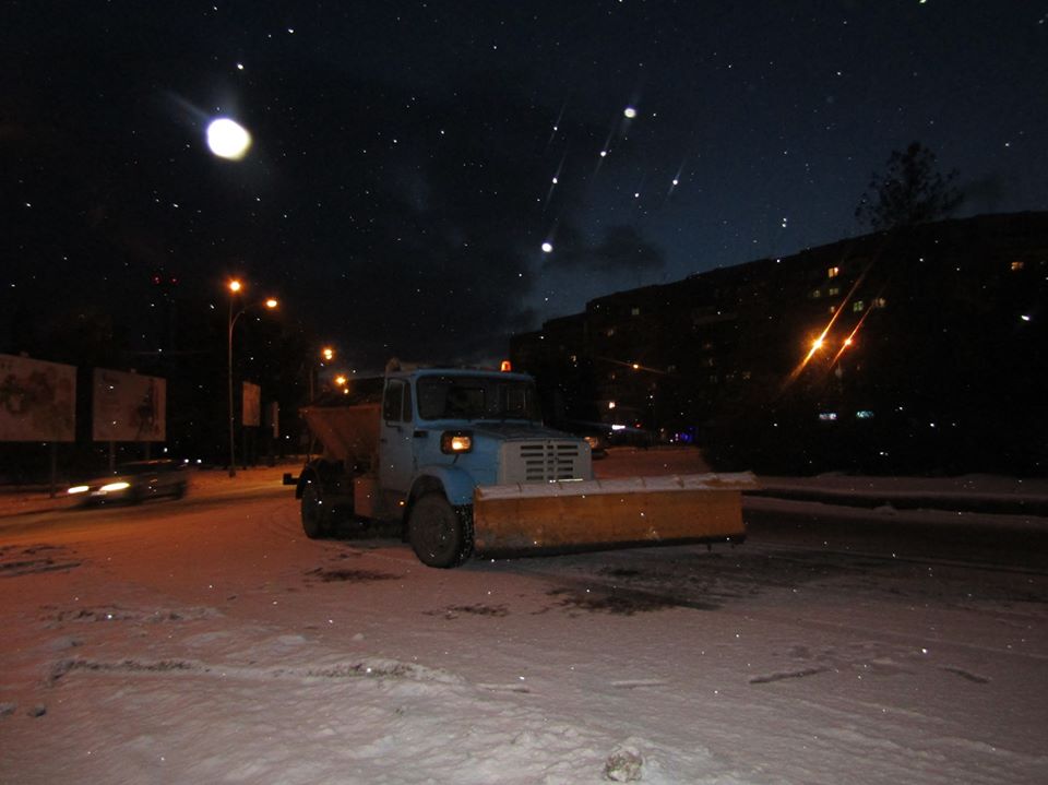 До прибирання та очищення від снігу доріг і вулиць Ужгорода задіяні 6 машин (ФОТО)