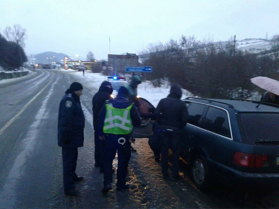 Лідера "Карпатської Січі" затримали в Нижніх Воротах на Воловеччині за макет зброї, котру той віз на урок (ФОТО)