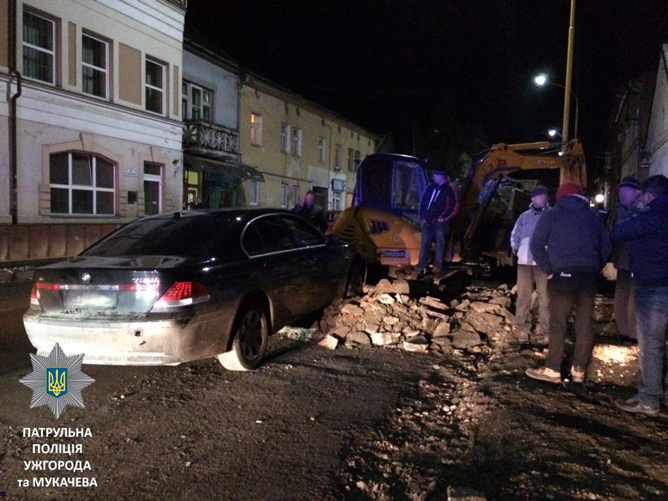 Попри відео та фото з місця зіткнення "п'яного" BMW із екскаватором в Ужгороді, власниця іномарки стверджує, що кермувала вона (ФОТО)
