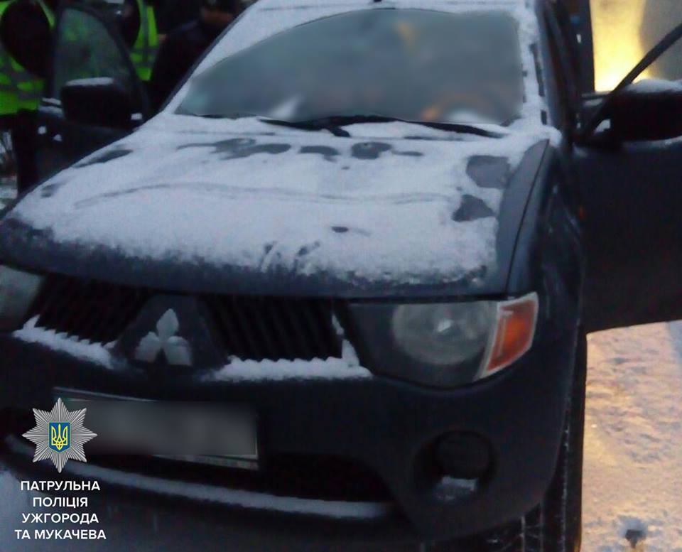В Ужгороді в Mitsubishi з "наркоп'яними" водієм і пасажиром виявили наркотики (ФОТО)