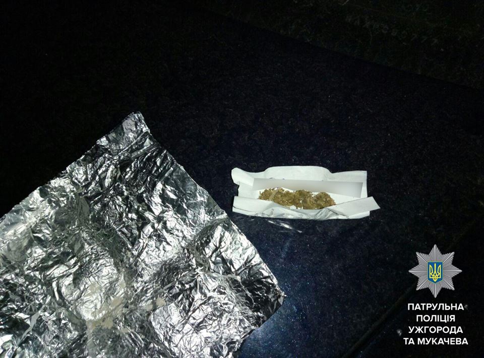 У Мукачеві у водія, що порушив ПДР, знайшли трубку для куріння, марихуану та метамфетамін (ФОТО)