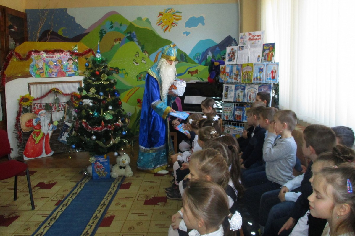 Школярі в Ужгороді ділилися книжковими вподобаннями із самим Миколаєм (ФОТО)