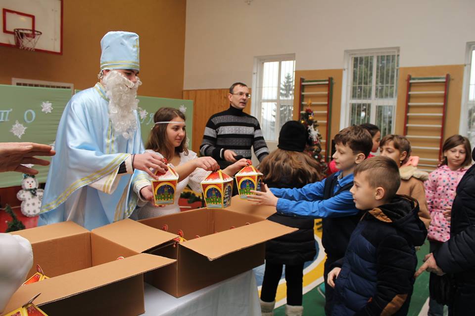 У Мукачеві всі школярі та дошкільнята отримали до Дня Святого Миколая подарунки (ФОТО)