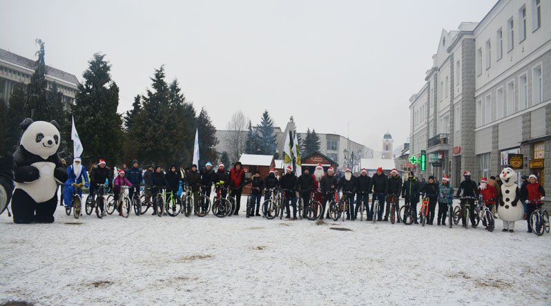 У Хусті до благодійного велопробігу "Santa Bike" долучилися більше трьох десятків учасників (ФОТО)